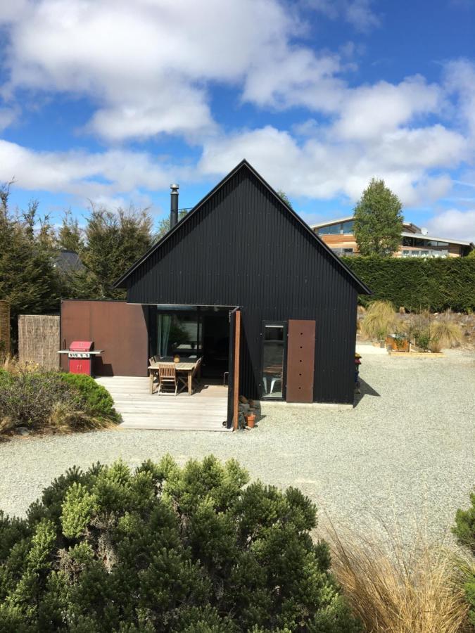 The Black House With Stunning Outdoor Bath Lake Tekapo Exterior photo